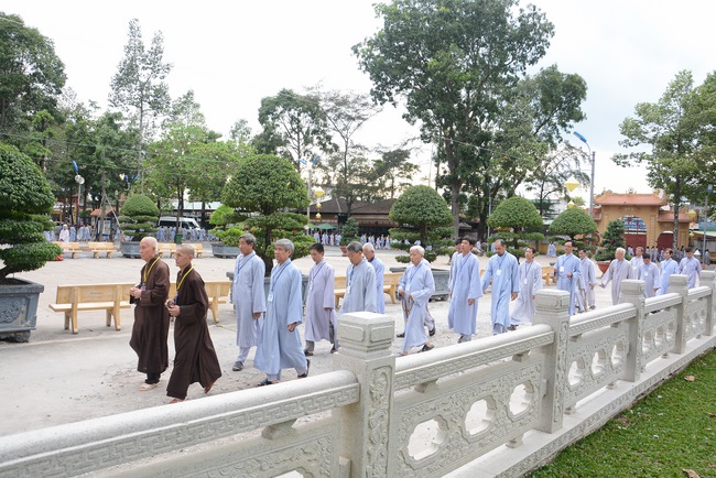 “HOW TO TAKE THE RIGHT PRAYING IN BUDDHISM” Dharma Talk in the 89th Seven-Day Retreat